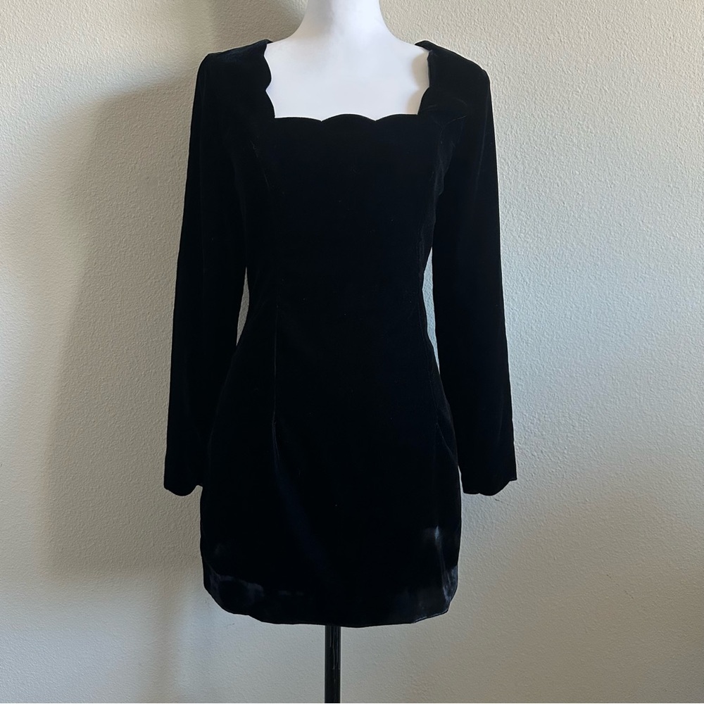Vintage Hollywood black velvet women’s mini dress